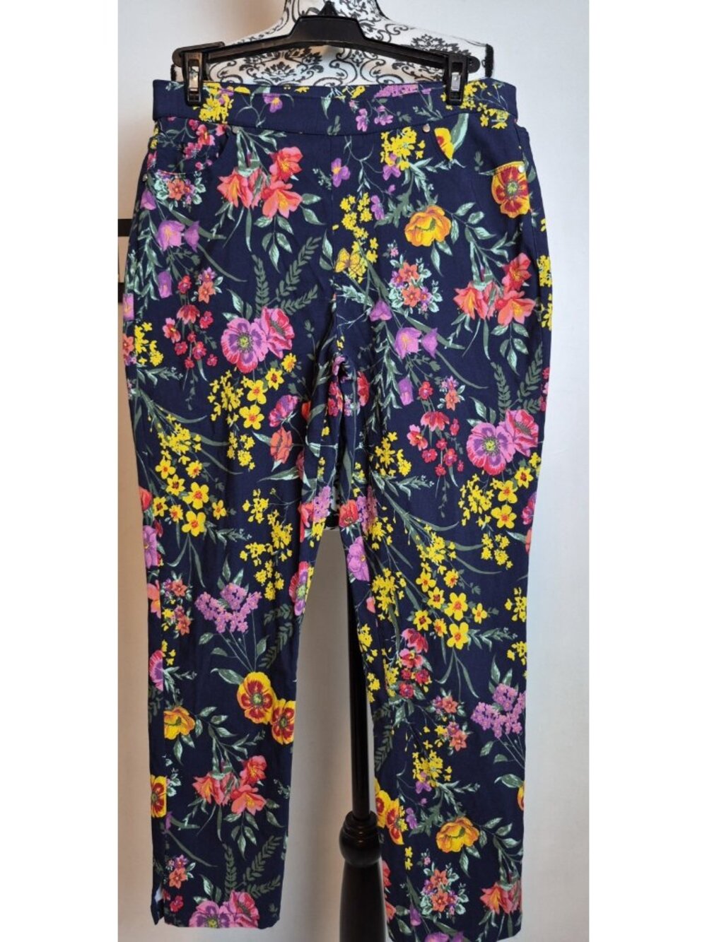 Susan Graver Women's Floral Print Pull-On Ankle Pants Size 6 Stretch